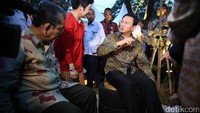 Ahok mencoba bangku taman yang terbuat dari ban dengan desain yang nyaman.