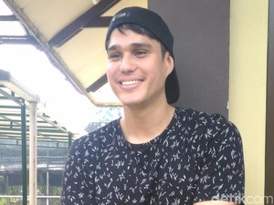 Mischa Chandrawinata-Amanda Manopo Pamer Pelukan, Pacaran atau Gimmick?