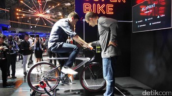 Beralih ke sepeda pintarnya, sepeda ini diberi nama Super Bike. Memiliki bentuk futuristis dilengkapi gear tipe Shimano Deore 30-speed, dengan rangka berbahan carbon fiber. Foto: detikINET/Anggoro Suryo Jati