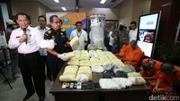 Kepala Badan Narkotika Nasional (BNN) Komjen Pol Budi Waseso (kiri) berjabat tangan dengan Dirjen Bea dan Cukai Heru Pambudi (kanan) saat konferensi pers penyelundupan narkotika jenis sabu di kantor BNN, Jakarta, Kamis (20/10/2016).