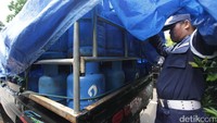 Terungkapnya pengoplosan tabung gas ini berawal ketika tim Subdit Jatanras Ditreskrimum Polda Metro Jaya tengah mengembangkan kasus perampokan truk sepatu Adidas. Seorang saksi sopir ekspedisi mengaku, pernah mengantarkan tabung gas ke area hutan Rumpin.