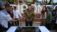 Ahok membaca tulisan prasasti peresmian sebelum membubuhkan tanda tangan di atasnya.