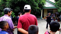 Warga tampak berdatangan ingi melihat rumah orangtua Sultan Azianzah yang beralamat di RT 04 RW 03 Nomor 71, Desa Lebak Wangi, Sepatan, Kabupaten Tangerang.