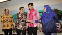 Wakil Ketua DPR Fadli Zon berjabat tangan dengan pengamat ekonomi Indef Enny Sri Hartati.