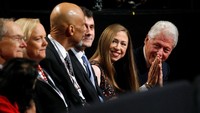Mantan Presiden Bill Clinton dan putrinya Chelsea Clinton menyaksikan debat terakhir ini. REUTERS/Jonathan Ernst.