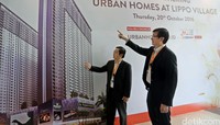 (Ki-ka) Direktur PT Lippo Karawaci Tbk/CEO Lippo Homes Chan Chee Meng dan Chief Marketing Office Lippo Homes Jopy Rusli meluncurkan apartemen Urban Homes di Marketing Gallery Kemang Village, Kemang (20/10/2016).