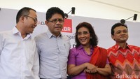 (kiri-kanan) Tenaga ahli utama Kantor Staff Presiden Riza Damanik, Wakil Ketua KPK Laode M Syarif, Menteri KKP Susi dan pakar ekonomi UGM Rimawan Pradiptyo berbincang usai Menteri Susi menyampaikan keynote speech.