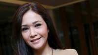 Ibu tiga anak itu tetap terlihat memesona. Pool/Palevi S/detikFoto.