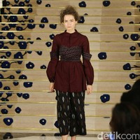 Koleksi Brand Ikat Indonesia by Didiet Maulana Annual Show, mengangkat tema Purnama 2016 bertempat di Four Seasons Hotel. Jakarta. [Foto: Mohamamd Abduh/Wolipop]