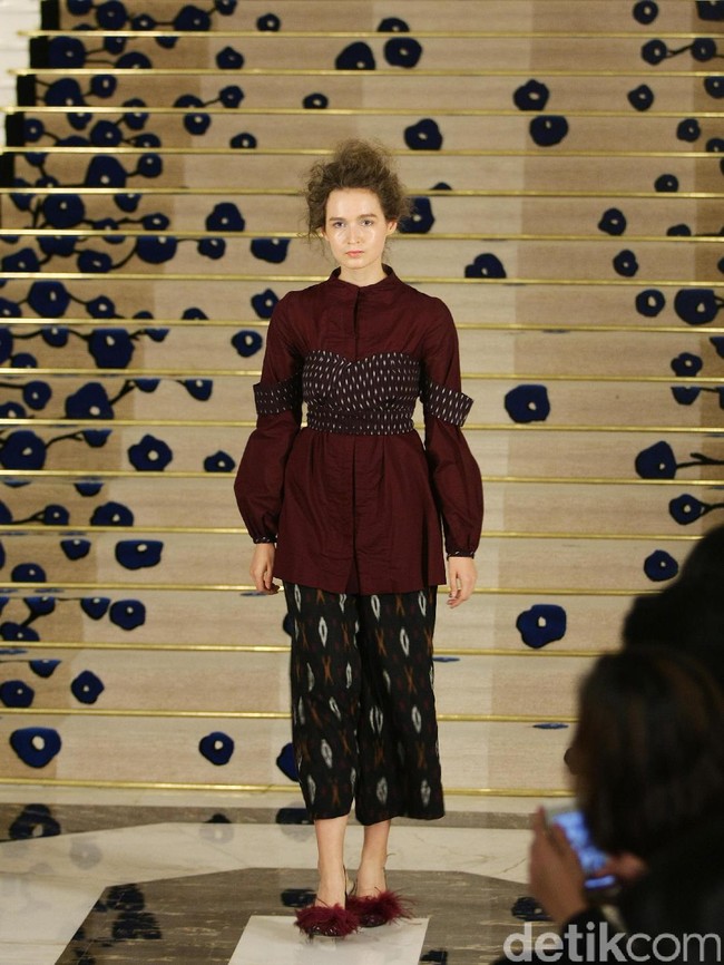 Koleksi Brand Ikat Indonesia by Didiet Maulana Annual Show, mengangkat tema Purnama 2016 bertempat di Four Seasons Hotel. Jakarta. [Foto: Mohamamd Abduh/Wolipop]