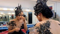 Ia terlihat sedang bersiap-siap dengan makeupnya. Pool/Ismail/detikFoto.