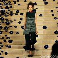 Koleksi Brand Ikat Indonesia by Didiet Maulana Annual Show, mengangkat tema Purnama 2016 bertempat di Four Seasons Hotel. Jakarta. [Foto: Mohamamd Abduh/Wolipop]