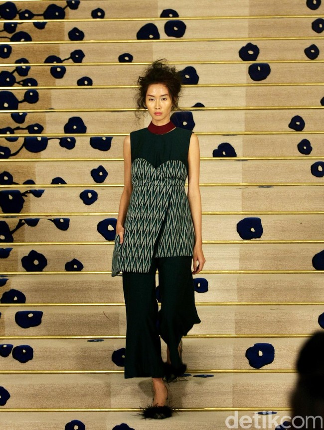 Koleksi Brand Ikat Indonesia by Didiet Maulana Annual Show, mengangkat tema Purnama 2016 bertempat di Four Seasons Hotel. Jakarta. [Foto: Mohamamd Abduh/Wolipop]