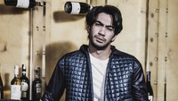 Namun alasan utamanya adalah dikarenakan Pratiwi Widiantini Matulessy atau ibundanya belum gajian, sehingga ia belum bisa potong rambut. (Wardrobe by Danjyo Hiyoji)