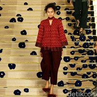 Koleksi Brand Ikat Indonesia by Didiet Maulana Annual Show, mengangkat tema Purnama 2016 bertempat di Four Seasons Hotel. Jakarta. [Foto: Mohamamd Abduh/Wolipop]