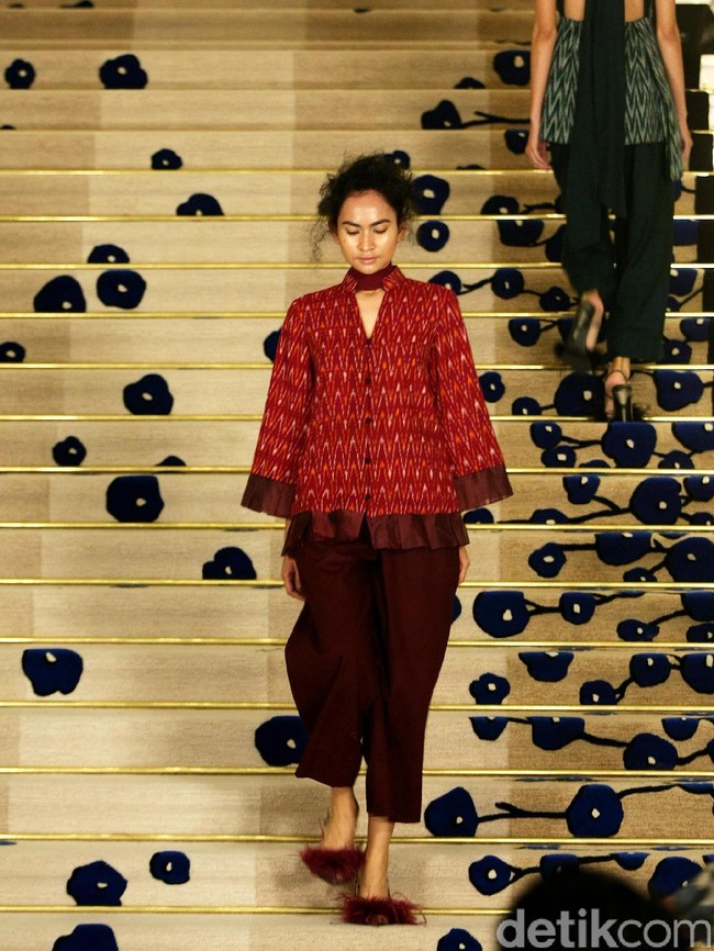 Koleksi Brand Ikat Indonesia by Didiet Maulana Annual Show, mengangkat tema Purnama 2016 bertempat di Four Seasons Hotel. Jakarta. [Foto: Mohamamd Abduh/Wolipop]