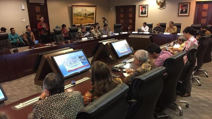 Luhut: Kritik Pemerintah dengan Data, Jangan Perasaan