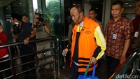 Setelah tidak menggunakan kursi roda, ia berjalan kaki menggunakan tongkat.