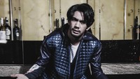 Namun ia dicap pelit oleh teman-temannya karena tak pernah membagi jawaban kala ujian. (Wardrobe by Danjyo Hiyoji)