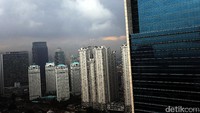 Awan mendung memayungi Jakarta.