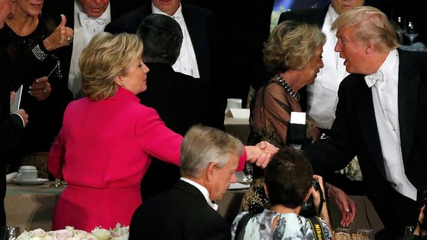 Trump Lontarkan Lelucon Kasar ke Hillary Saat Acara Makan Malam Amal