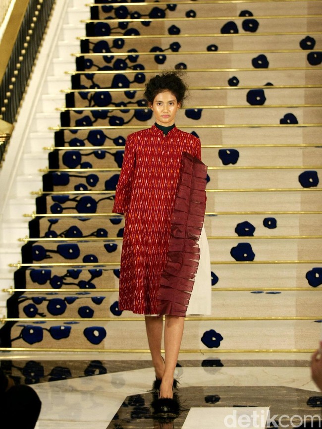 Koleksi Brand Ikat Indonesia by Didiet Maulana Annual Show, mengangkat tema Purnama 2016 bertempat di Four Seasons Hotel. Jakarta. [Foto: Mohamamd Abduh/Wolipop]
