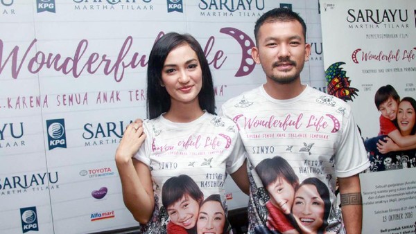 Dilarang Iri! Mesranya Rio Dewanto dan Atiqah Hasiholan