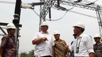 Direktur Bisnis Regional Jawa Bagian Tengah PLN,  Nasri Sebayang (dua dari kiri) didampingi General Manager PLN Transmisi Jawa Bagian Tengah, Edwin Nugraha Putra (dua dari kanan) dan General Manager PLN Distribusi Jawa Bagian Barat, Iwan Purwana (paling kanan) meninjau Gardu Induk (GI) 150 kV Raja Paksi dengan kapasitas 60 MVA di Desa Sukadanau, Kec. Cikarang Barat, Bekasi, Kamis (20/10). Agus Trimukti/Humas PLN.