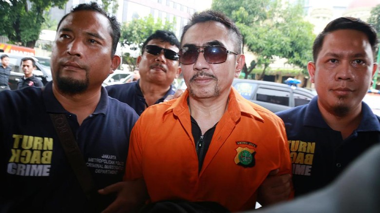 Polisi Limpahkan Berkas Kasus Senpi Gatot Brajamusti ke Kejati DKI Polisi Limpahkan Berkas Kasus Senpi Gatot Brajamusti ke Kejati DKI