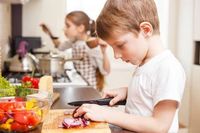 Sejak Usia 5 Tahun Anak Bisa Diajarkan Memasak