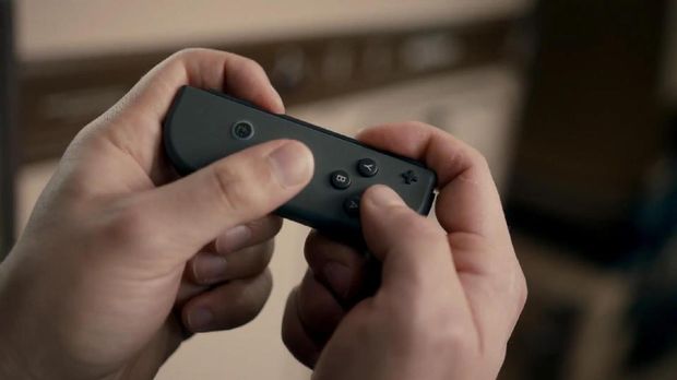 Joy-Con controller ketika dilepas.