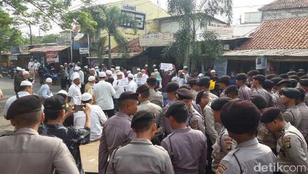 Pendemo menolak kedatangan Ahok.  (Foto: Niken Purnamasari/detikcom)