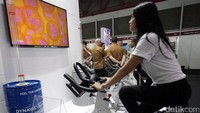 Seorang model sedang memperlihatkan cara kerja sebuah minyak pelumas.