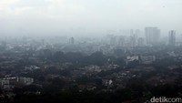 Awan mendung bergelanyut di langit Jakarta.