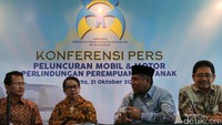 Ketua Komisi VIII Ali Taher Parasong (kedua kanan) dan Menteri Pemberdayaan Perempuan dan Perlindungan Anak Yohana Yambise  (kedua kiri) saat memberikan keterangan kepada wartawan.