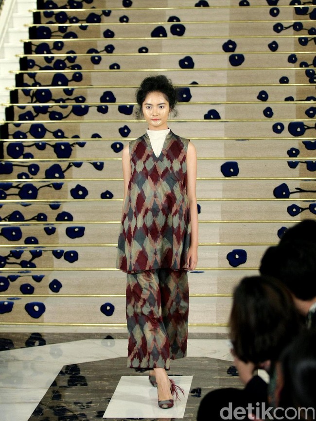 Koleksi Brand Ikat Indonesia by Didiet Maulana Annual Show, mengangkat tema Purnama 2016 bertempat di Four Seasons Hotel. Jakarta. [Foto: Mohamamd Abduh/Wolipop]