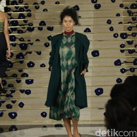 Koleksi Brand Ikat Indonesia by Didiet Maulana Annual Show, mengangkat tema Purnama 2016 bertempat di Four Seasons Hotel. Jakarta. [Foto: Mohamamd Abduh/Wolipop]