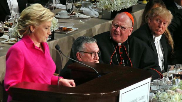 Trump Lontarkan Lelucon Kasar ke Hillary Saat Acara Makan Malam Amal