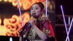 Happy dan Sendunya Dewi Persik di Atas Panggung