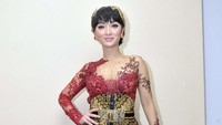 Ia tampil dengan kebaya modern berwarna merah - hitam dengan heels hitam. Pool/Noel/detikFoto.