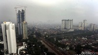 Di sejumlah kawasan, awan mendung itu berpotensi menjadi hujan ringan.