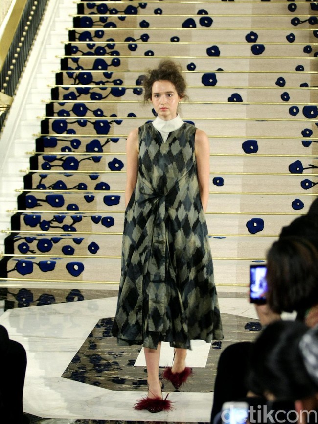 Koleksi Brand Ikat Indonesia by Didiet Maulana Annual Show, mengangkat tema Purnama 2016 bertempat di Four Seasons Hotel. Jakarta. [Foto: Mohamamd Abduh/Wolipop]