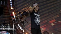 Kaka pun menyampaikan rasa hormatnya kepada para Slankers yang hadir di penghujung penampilannya itu. Pool/Ismail/detikFoto.