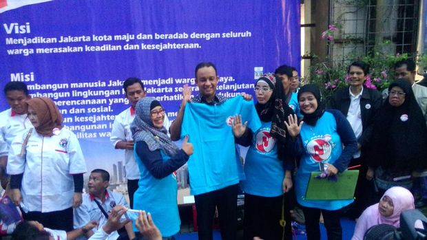 Anies Baswedan di Posko Relawan