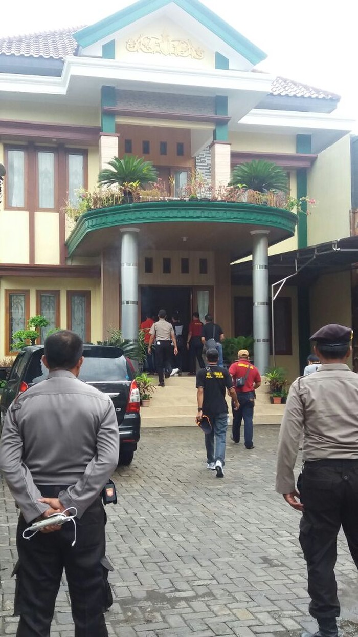Polisi Geledah dan Sita Aset Dimas Kanjeng, dari Rumah Istri hingga Minimarket