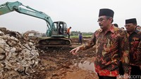 Djarot meninjau pembangunan Waduk Rawa Minyak, Pasar Minggu, Jakarta Selatan, Jumat (21/10/2016).