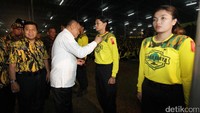 Menteri Pertahanan Ryamizard Ryacudu menyematkan Pin kepada perwakilan  peserta bela negara kader Golkar.