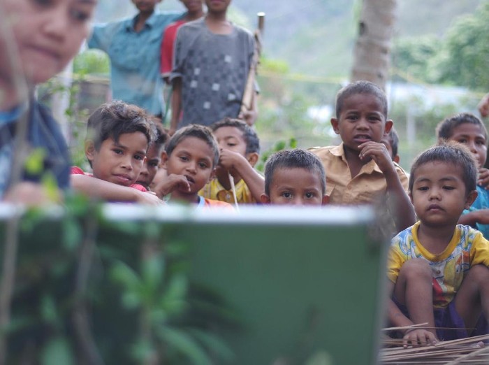 Guru Honorer tengah mengajari anak-anak Suku Kaili Unde