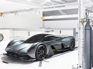 Hypercar Aston Martin Bisa Ngebut Sampai 402 Km/Jam