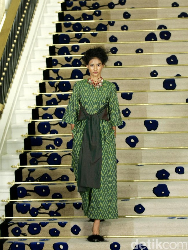 Koleksi Brand Ikat Indonesia by Didiet Maulana Annual Show, mengangkat tema Purnama 2016 bertempat di Four Seasons Hotel. Jakarta. [Foto: Mohamamd Abduh/Wolipop]